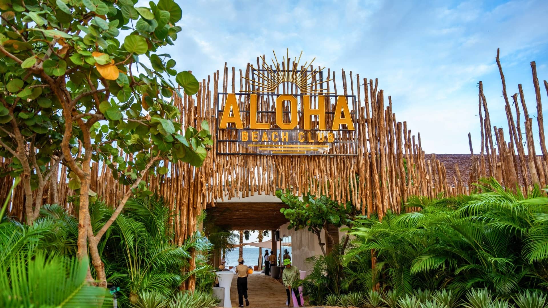 Aloha Beach Club -Quán Bar Phan Thiết - Đặt Bàn 0931.977.999